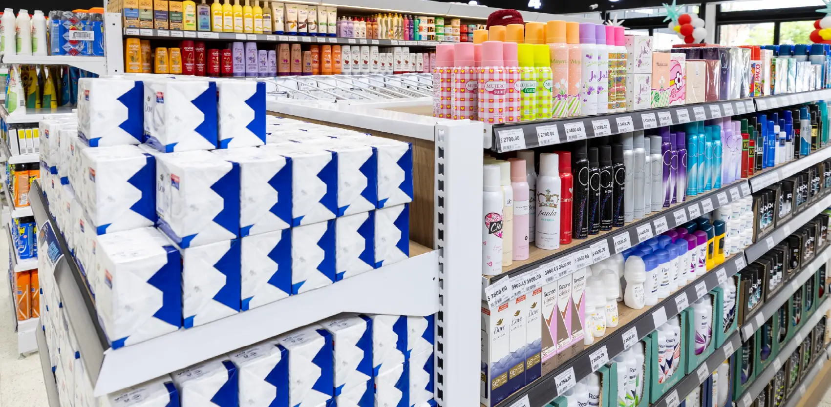 Lineal de góndolas en sector panadería con exhibición ordenada y estructura duradera