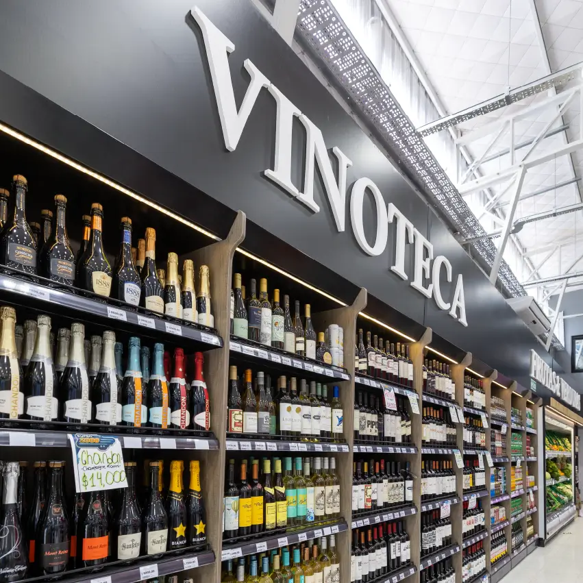 Lineal de góndolas Bodega Pro con vinos organizados y estructura metálica negra premium