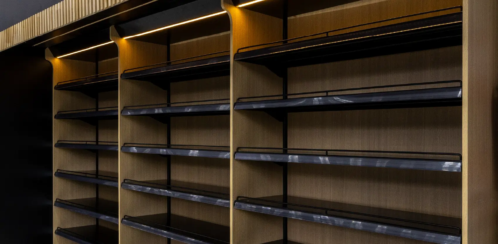 Góndola Bodega Pro vacía con iluminación LED y estructura metálica para vinotecas premium