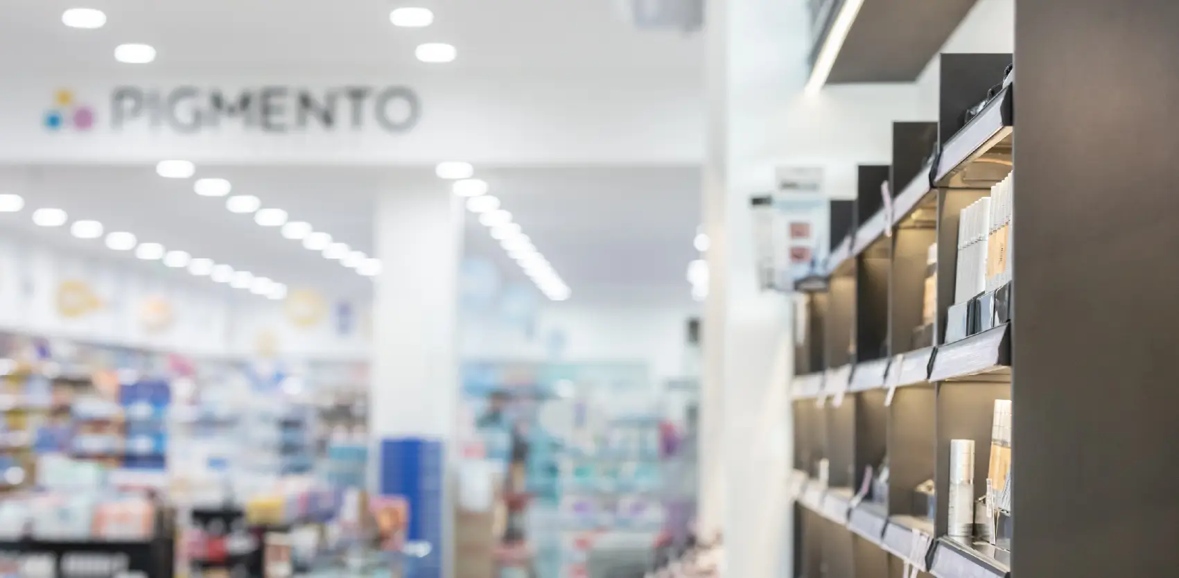 Góndolas de perfumería con exhibición ordenada de cosméticos en tienda especializada