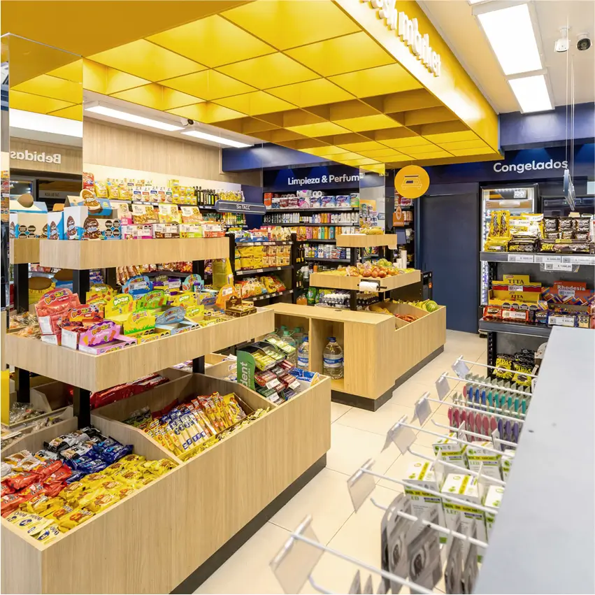 Exhibición de indumentaria y accesorios organizada estratégicamente para optimizar el flujo del local