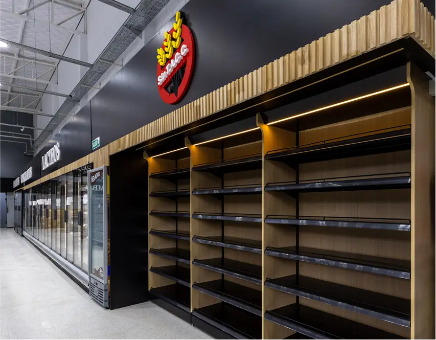 Góndola mural con terminación madera e iluminación integrada para exhibición en supermercado