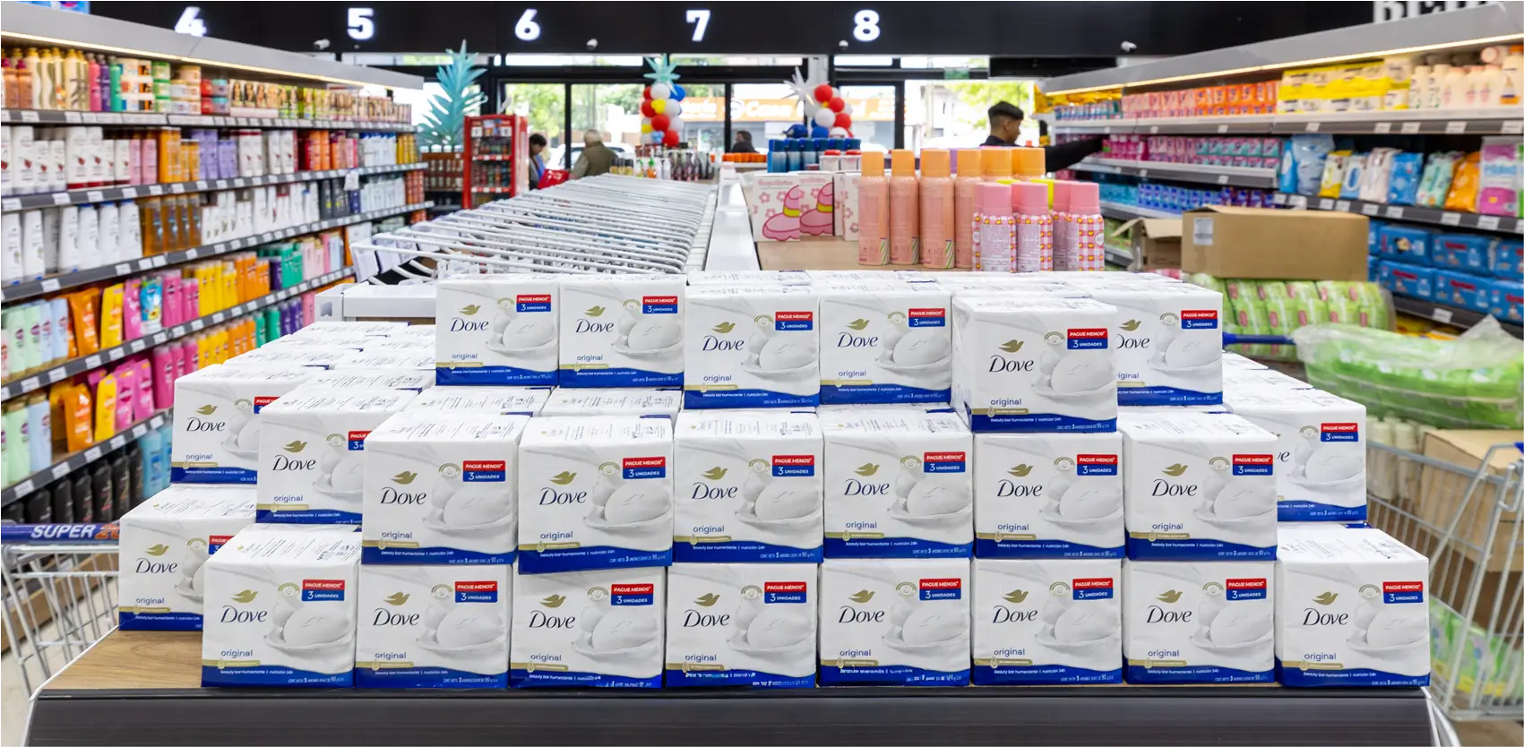 Exhibidor central Moduace con productos de cuidado personal organizados para venta impulsiva en supermercado