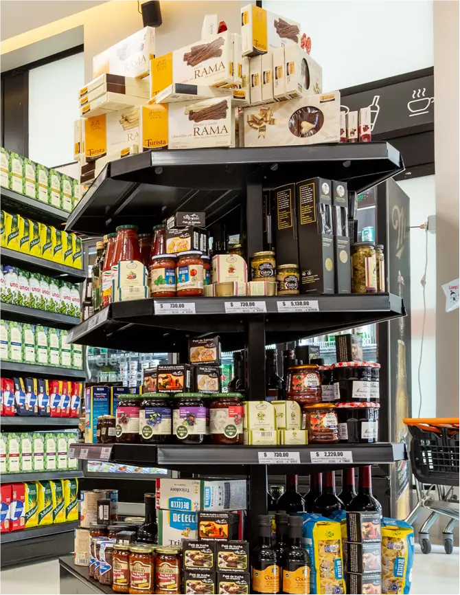 Exhibidor central con merchandising estratégico para aumentar la visibilidad de productos