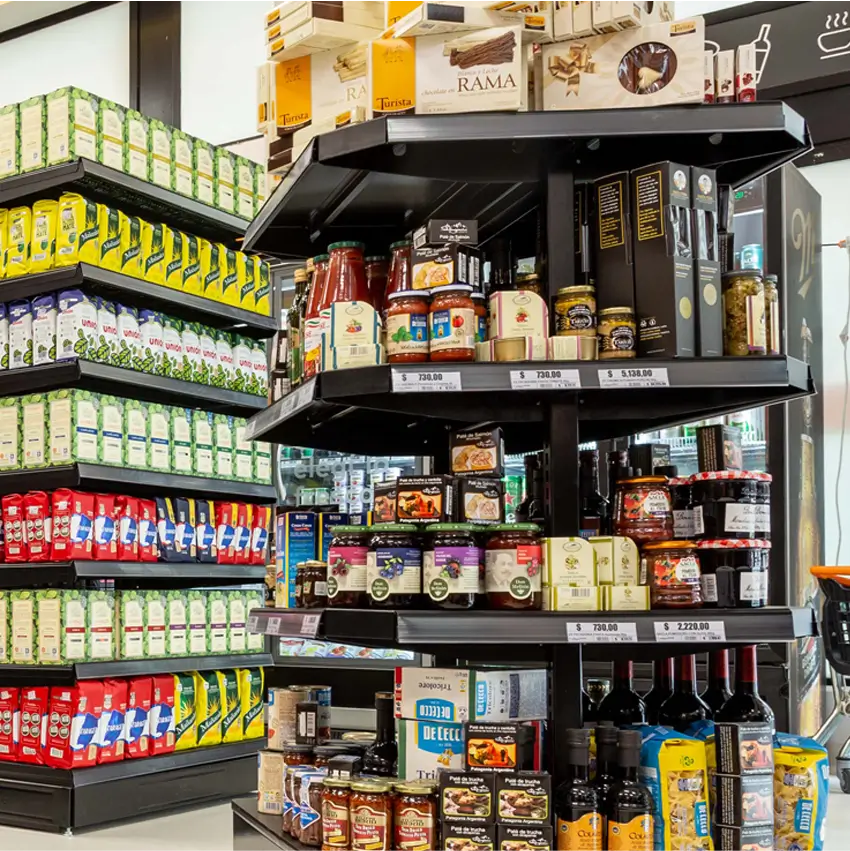 Exhibidor isla en supermercado con productos premium y de compra por impulso