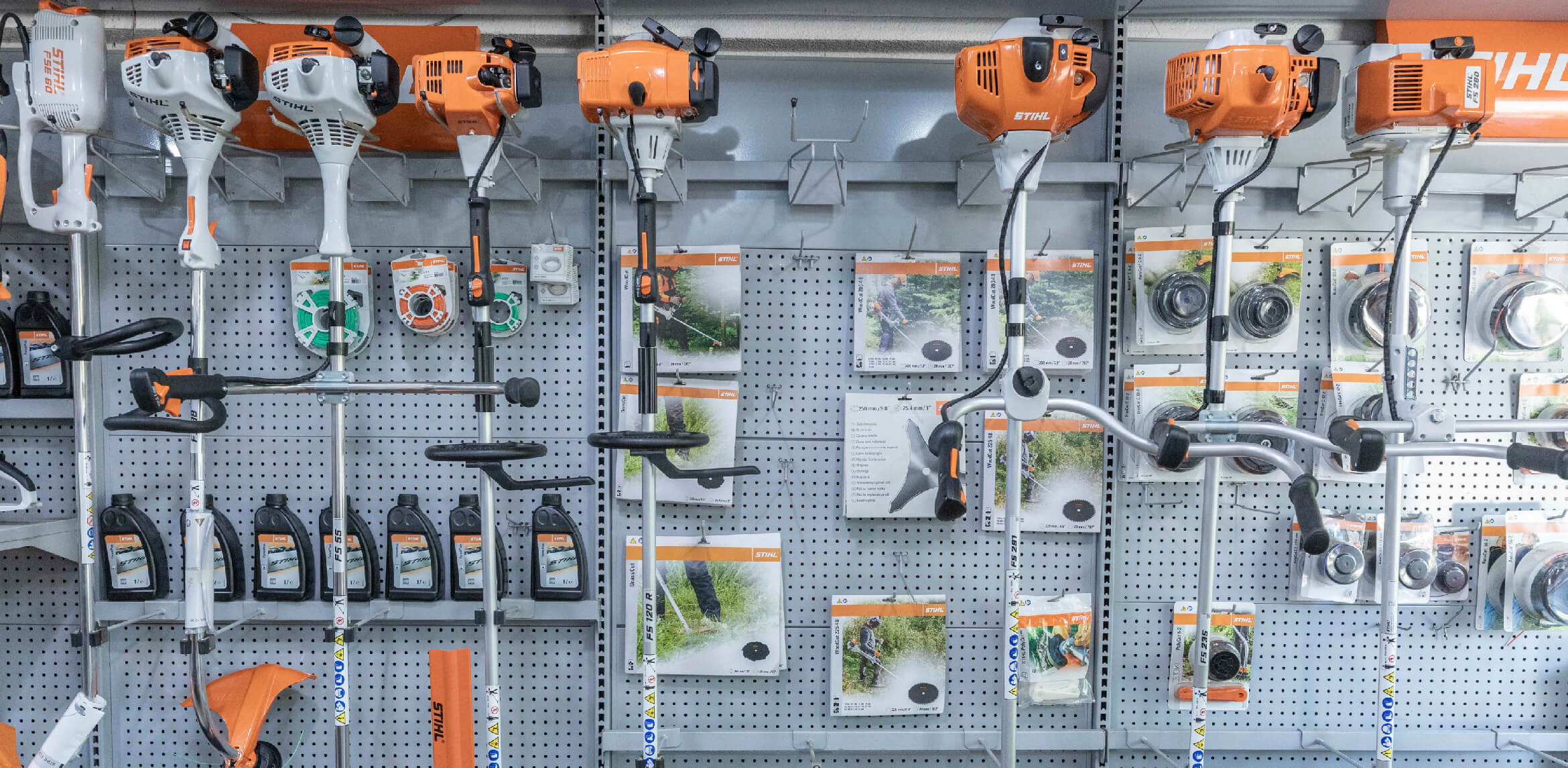 foto de gondolas llenas de productos de ferreteria y pintureria