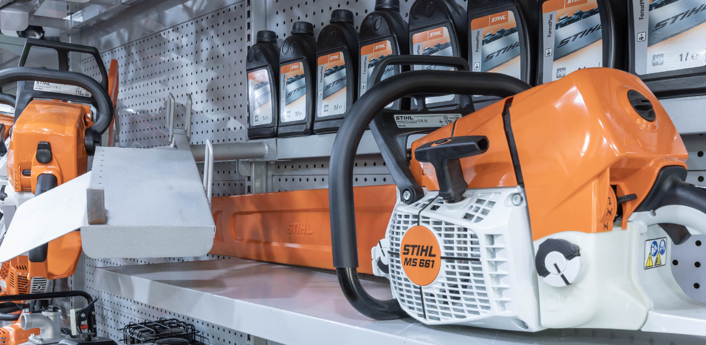 foto de gondolas llenas de productos de ferreteria y pintureria