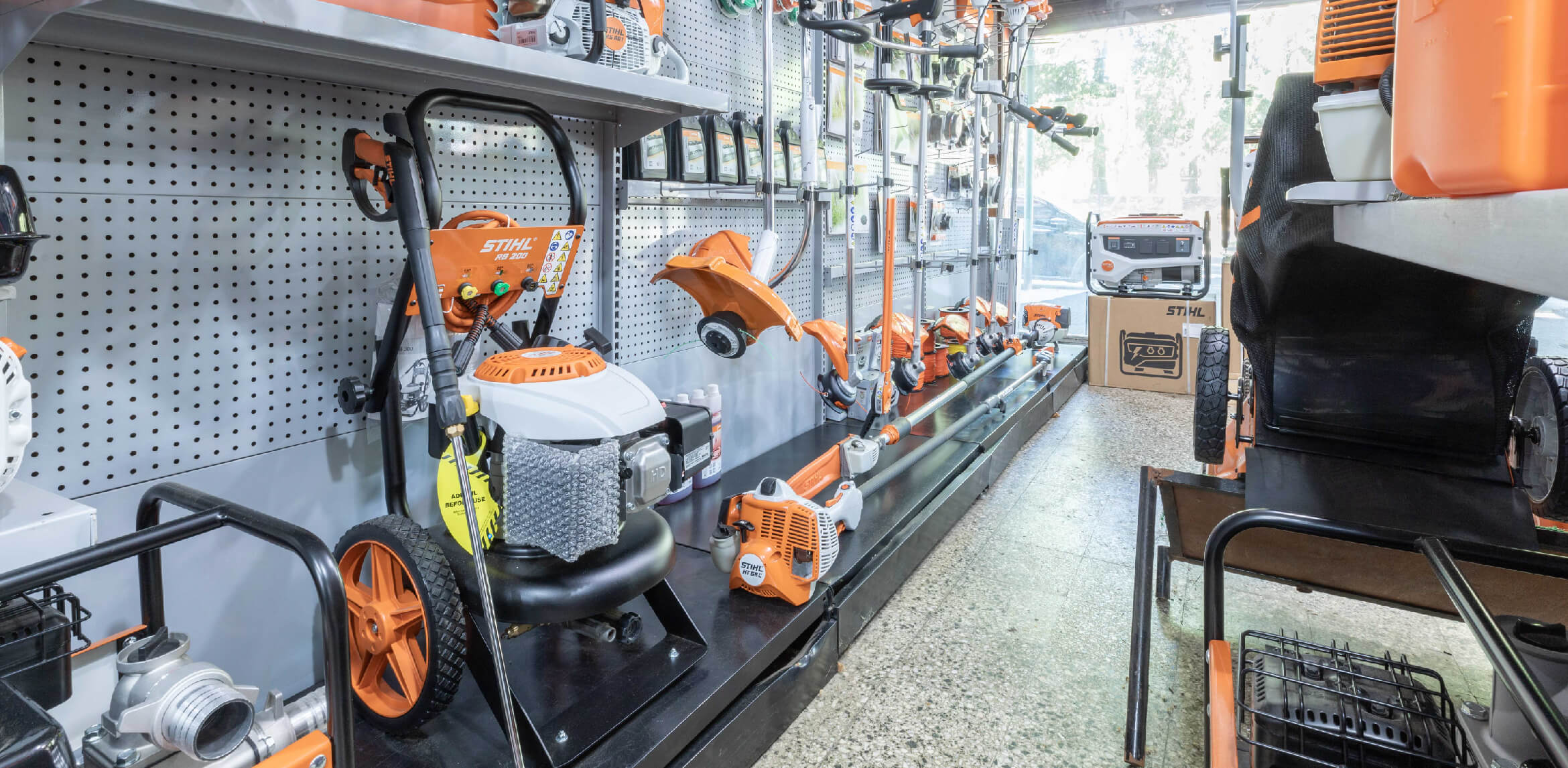 foto de gondolas llenas de productos de ferreteria y pintureria