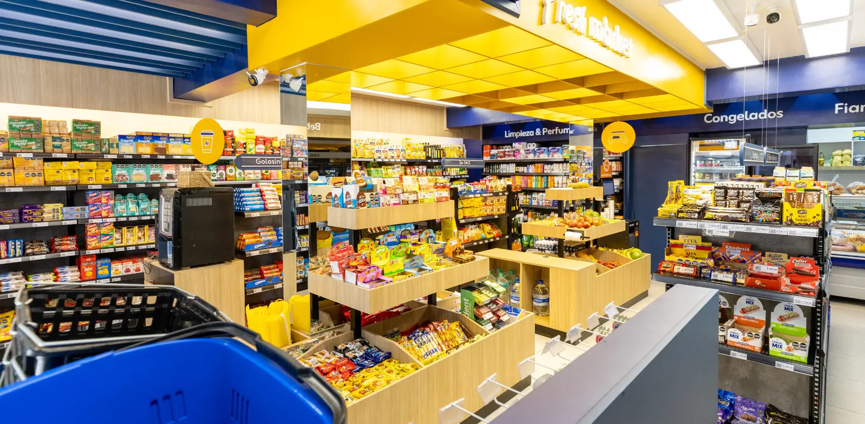 Góndolas comerciales optimizando el layout y la circulación en supermercado