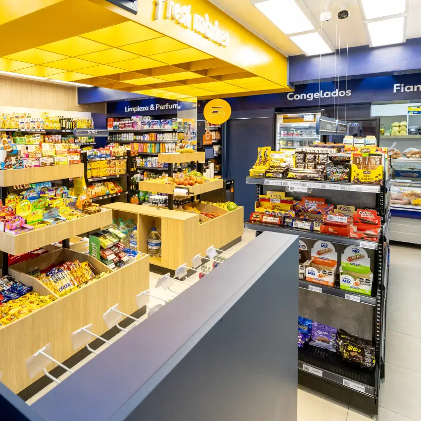 Implementación estratégica de góndolas comerciales en zonas calientes del punto de venta