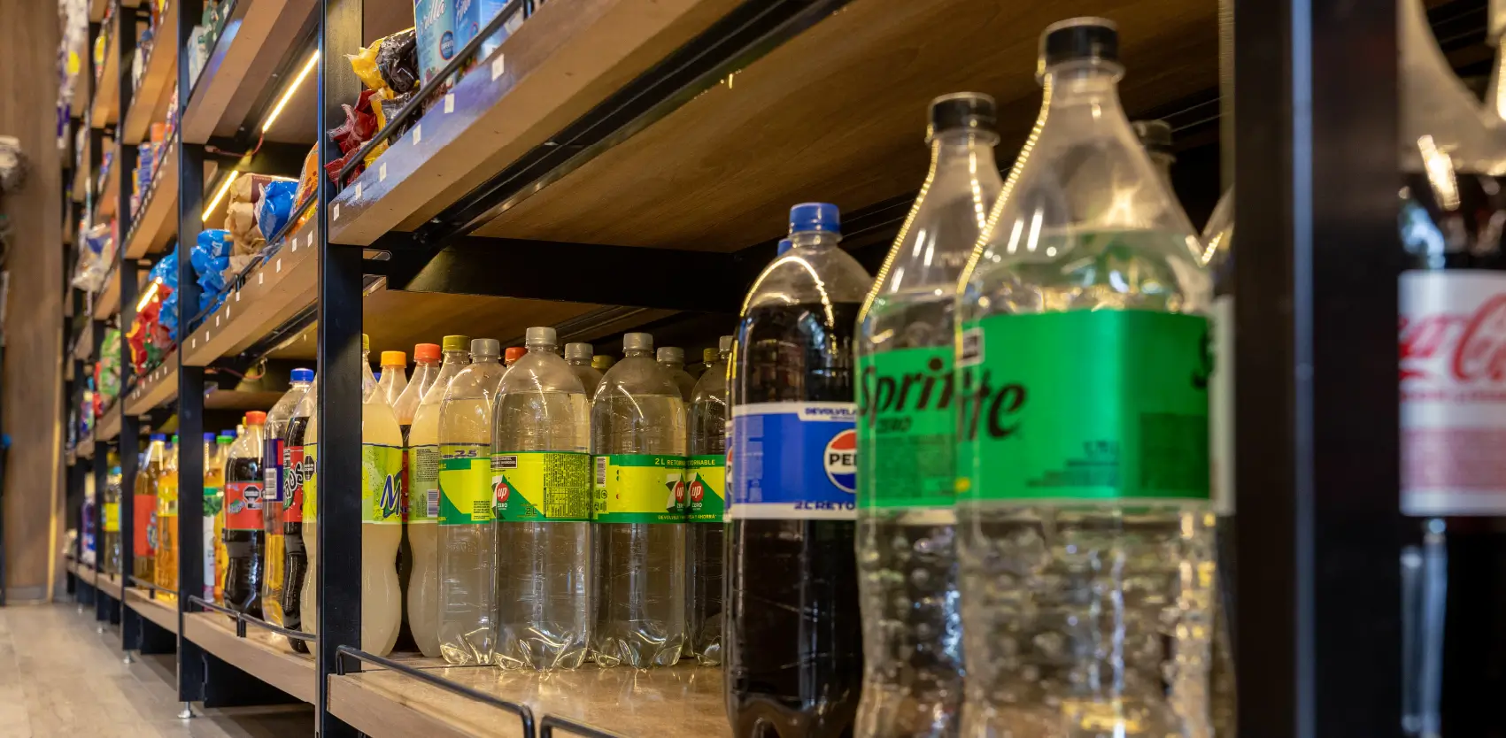 Estante reforzado de góndola comercial soportando botellas de bebidas de alta carga
