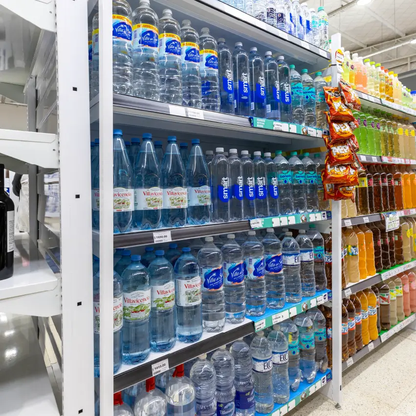 Góndola comercial para bebidas diseñada con ingeniería estructural para soportar cargas dinámamente distribuidas.