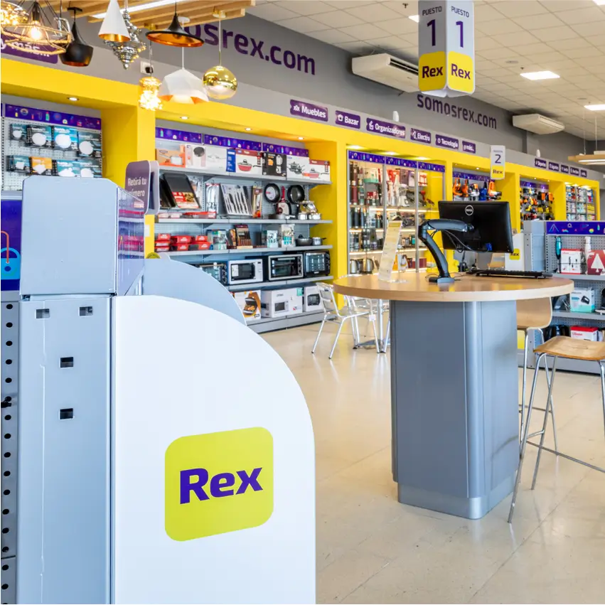 Exhibidor Rex de Moduace integrado al área de atención en pinturería con equipamiento modular