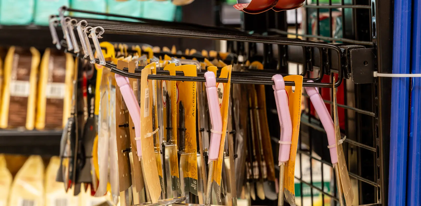 Góndola Wire Moduace con accesorios metálicos para optimizar espacio comercial