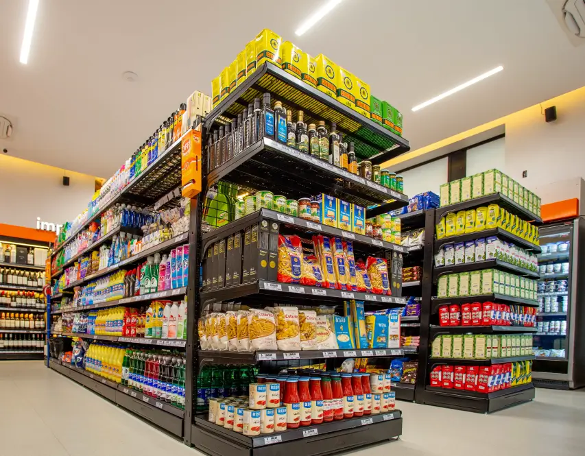Góndolas comerciales con productos organizados para optimizar la reposición en supermercado