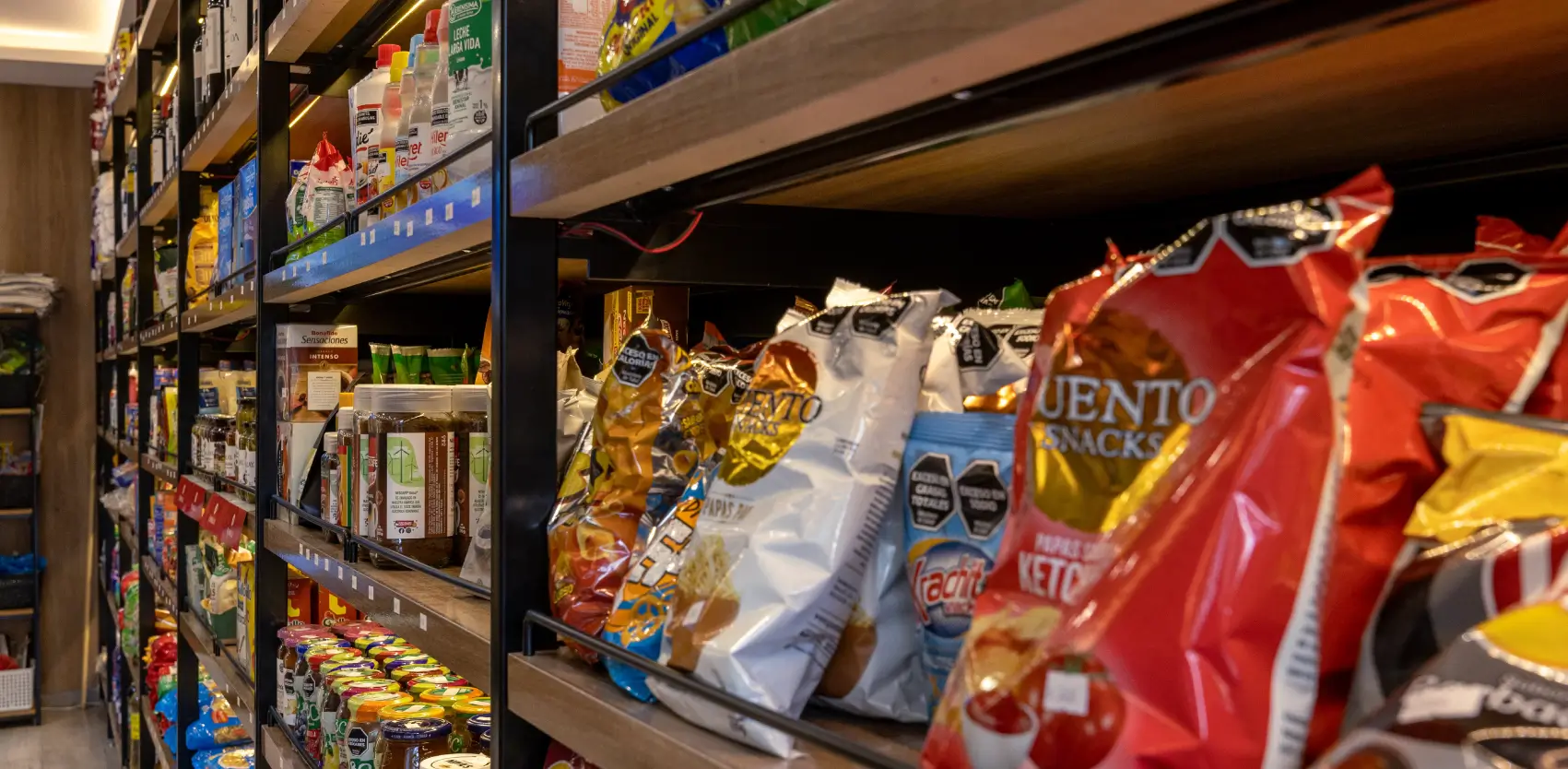 Góndolas comerciales con productos organizados para optimizar la reposición en supermercado