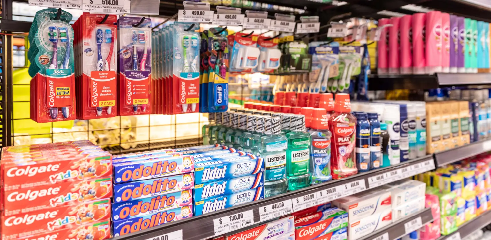 Accesorios para góndolas con portaprecios PVC en comercio del retail argentino