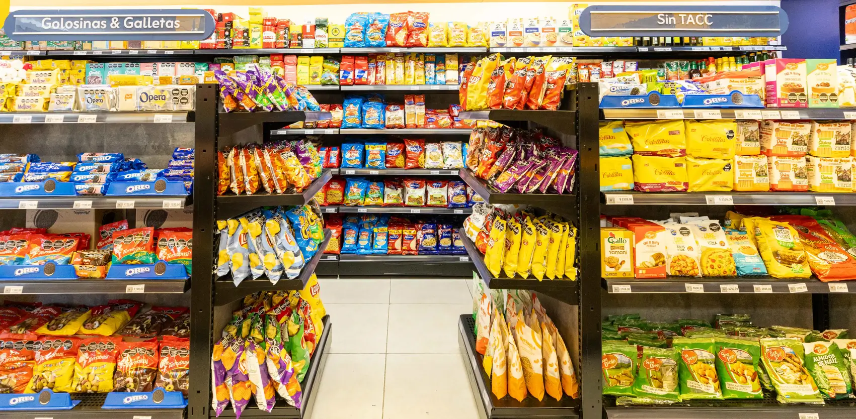 Actualización de precios en góndolas de supermercado con portaprecios PVC para retail argentino