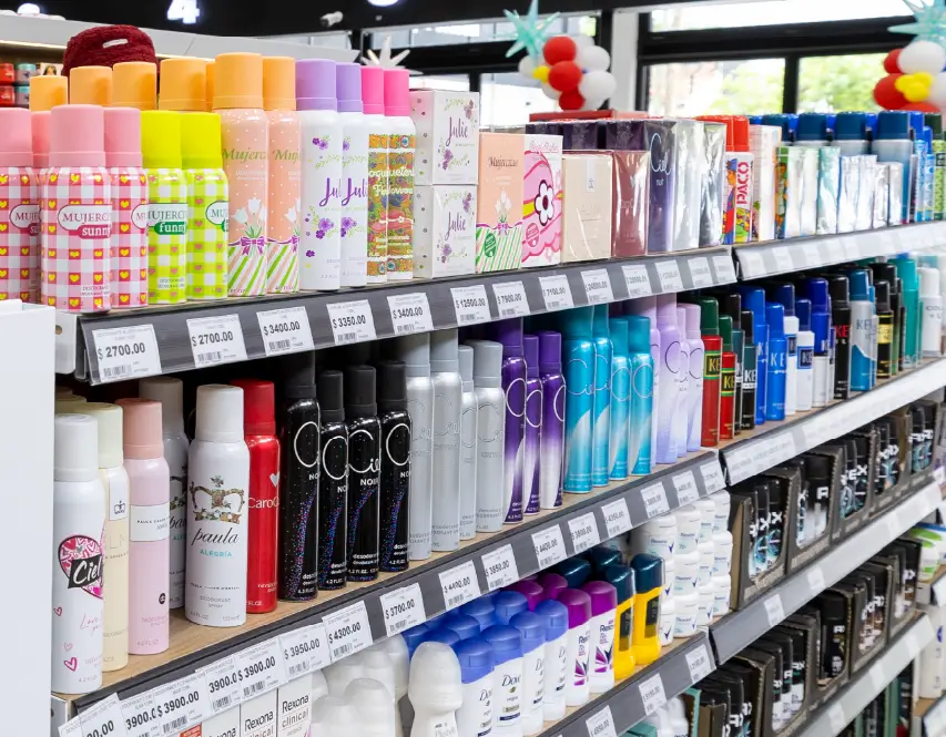 Portaprecios PVC instalados en estantes de góndolas para identificación de precios y promociones