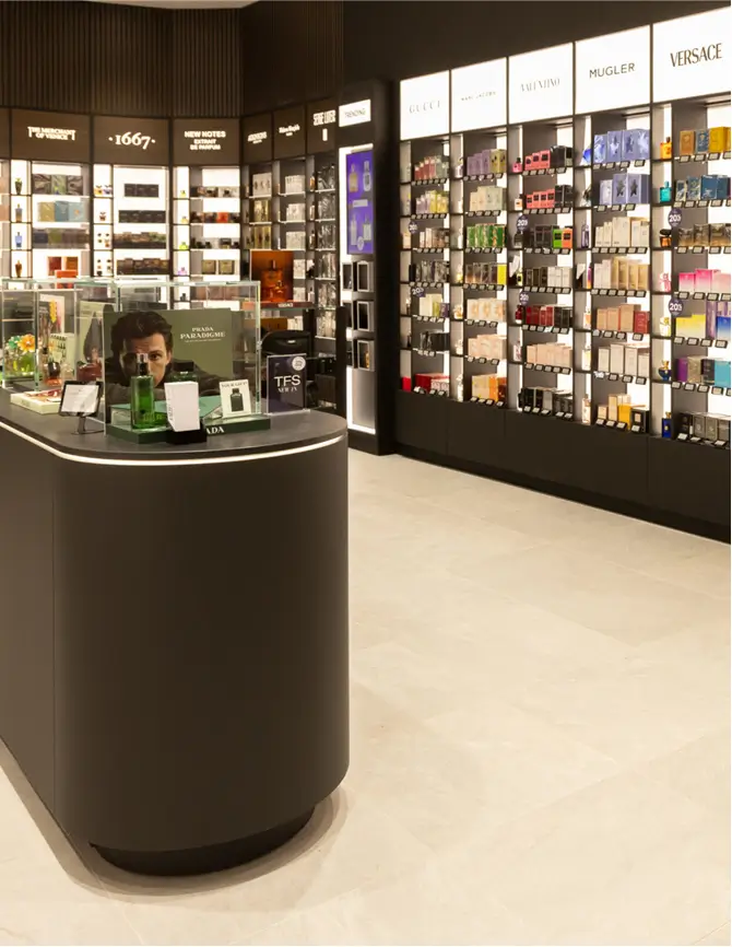Exhibidores metálicos y góndolas iluminadas en perfumería moderna