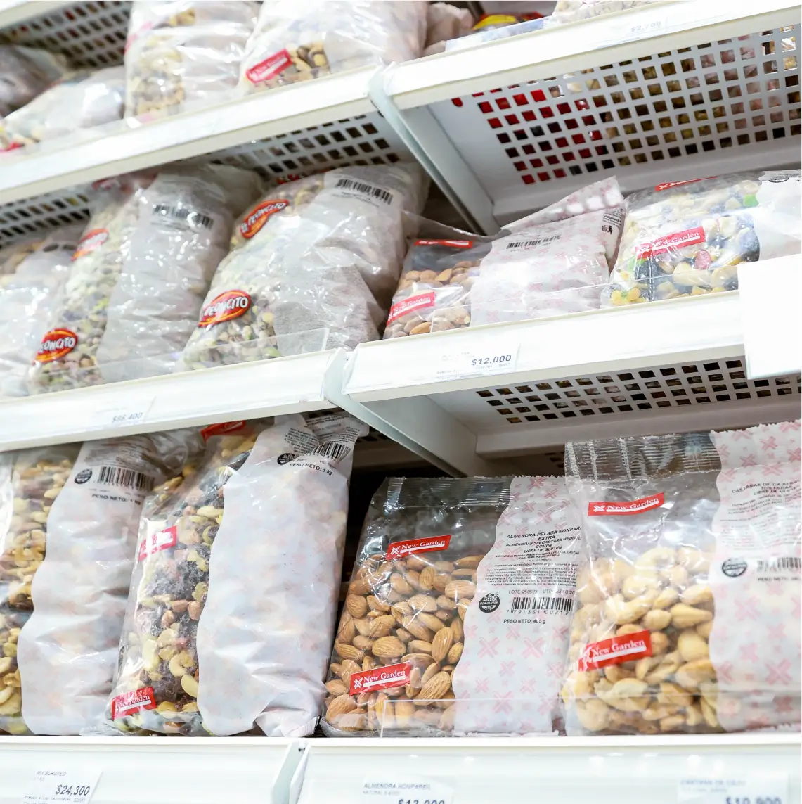 Góndola blanca con productos orgánicos en frascos