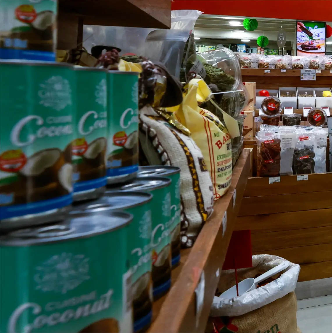 Lineal de productos envasados organizados en góndola comercial